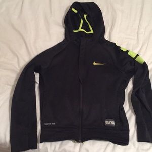 I am selling a Nike elite therma-fit sweatshirt